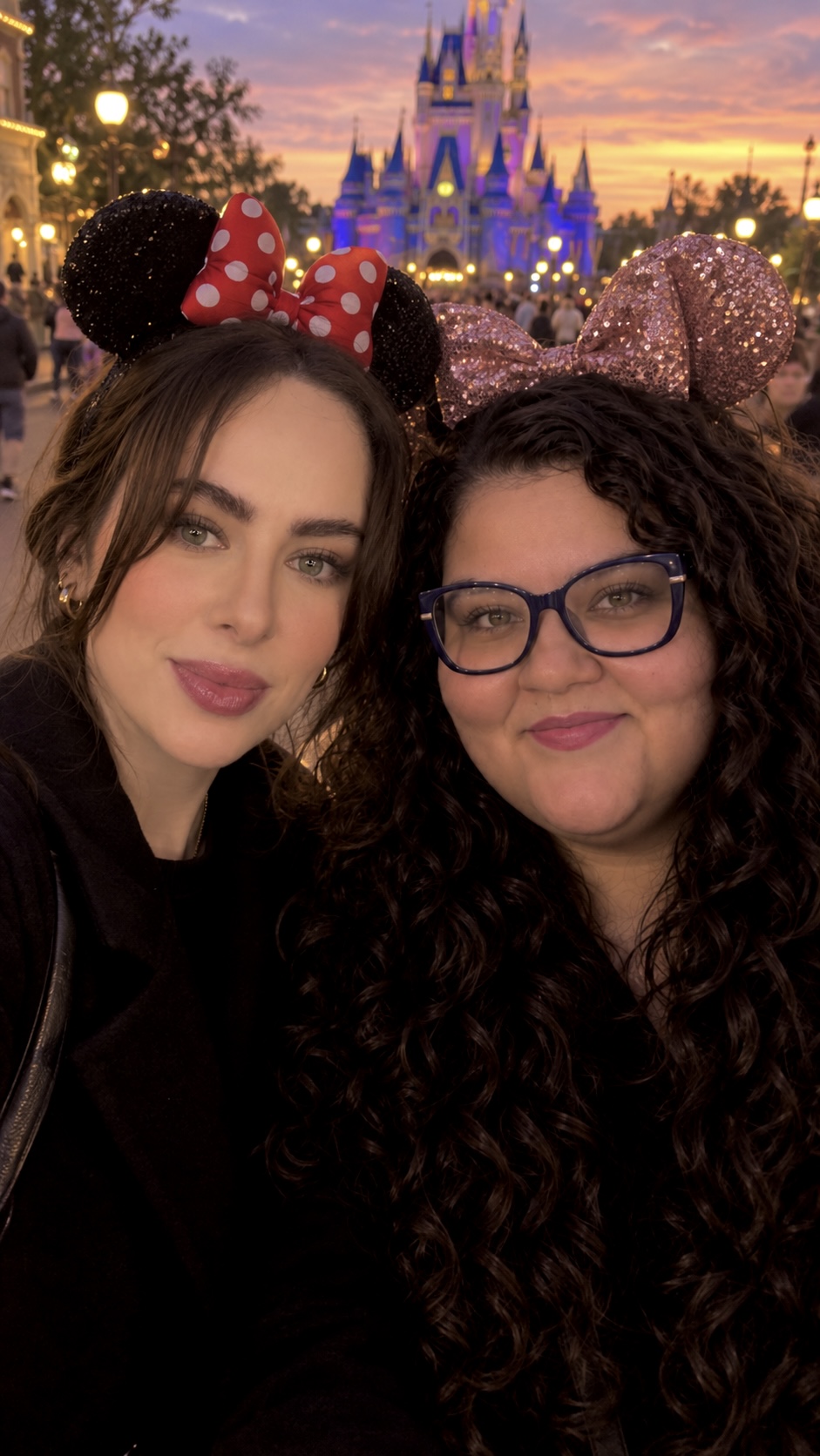Andrea y Nathy, fundadoras de Maleta Mágica, juntas durante un viaje